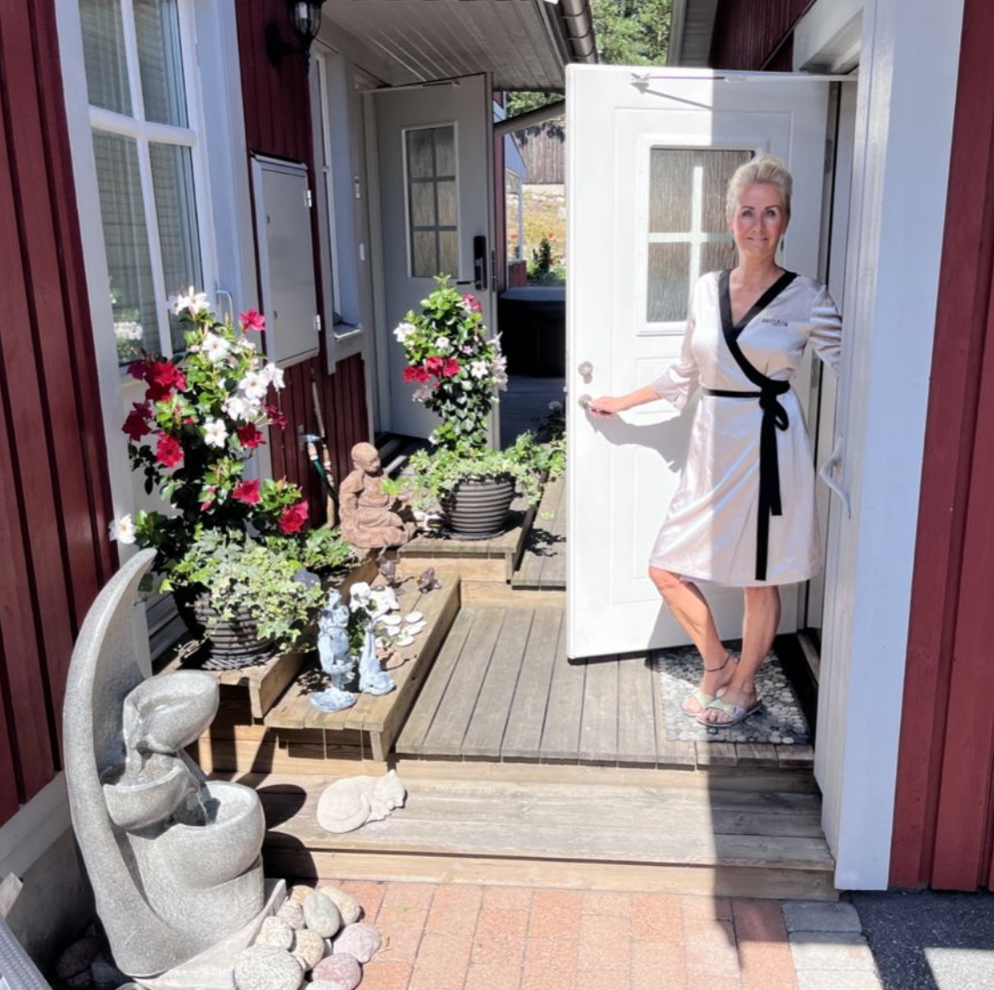 Camilla välkomnar dig i entrén till Lilla hud&spasalongen i Järfälla