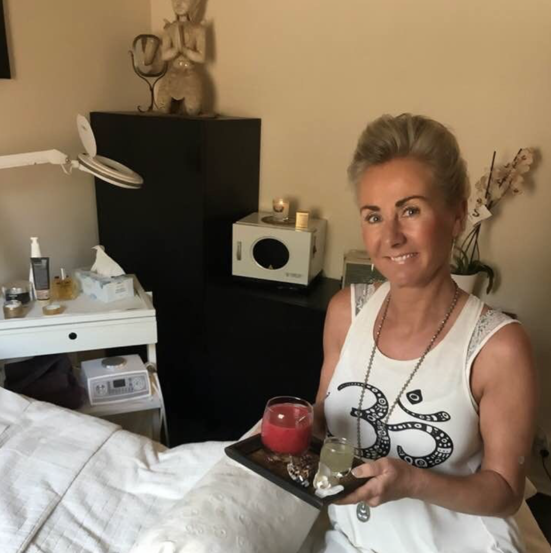 Camilla serverar hälsosam fika vid behandlingsbädden